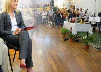 Ρένα Δούρου: Πολιτικός όρκος με κόκκινες γόβες