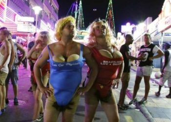 Η Bild ξεφτιλίζει τους Βρετανούς τουρίστες: «Μεθάνε, βρωμάνε και δε φορούν ούτε εσώρουχο»