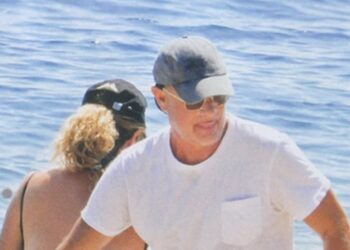 Συνεχίζει τις διακοπές του στην Αντίπαρο ο Τομ Χανκς