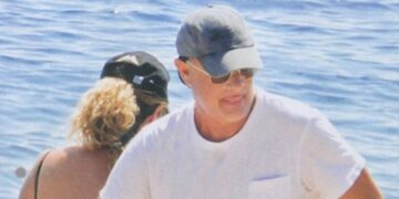 Συνεχίζει τις διακοπές του στην Αντίπαρο ο Τομ Χανκς