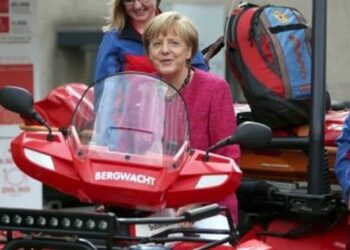 Δείτε την Μέρκελ να μπαίνει σε «γουρούνα», να φορά ποδιά και να σερβίρει με την κουτάλα