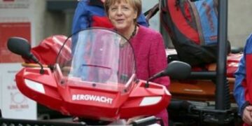 Δείτε την Μέρκελ να μπαίνει σε «γουρούνα», να φορά ποδιά και να σερβίρει με την κουτάλα