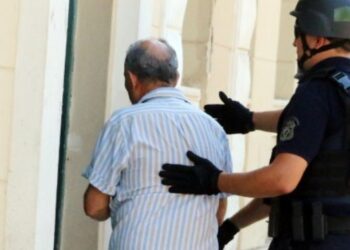 Ολα όσα ακολούθησαν τη δολοφονία του 39χρονου στο Αστρος: Μητέρα και θεία έπλυναν την αυλή, ο παιδοκτόνος πήγε στο καφενείο