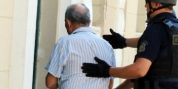 Ολα όσα ακολούθησαν τη δολοφονία του 39χρονου στο Αστρος: Μητέρα και θεία έπλυναν την αυλή, ο παιδοκτόνος πήγε στο καφενείο