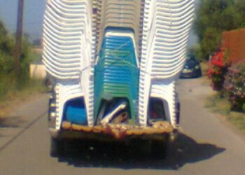 Η Φωτεινή Πιπιλή ξαναχτυπά: Φωτογραφίζει πλανόδιο επιπλοποιό και τα βάζει με την «κουλή» ελληνική πραγματικότητα [εικόνα]