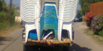 Η Φωτεινή Πιπιλή ξαναχτυπά: Φωτογραφίζει πλανόδιο επιπλοποιό και τα βάζει με την «κουλή» ελληνική πραγματικότητα [εικόνα]