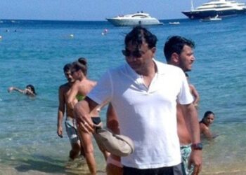 Αυτός είναι ο βαθύπλουτος Ινδός που κάνει διακοπές στη Μύκονο -Απεχθάνεται τη χλιδή και του αρέσει να κάνει μπάνιο μαζί με τον κόσμο [εικόνες]