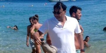 Αυτός είναι ο βαθύπλουτος Ινδός που κάνει διακοπές στη Μύκονο -Απεχθάνεται τη χλιδή και του αρέσει να κάνει μπάνιο μαζί με τον κόσμο [εικόνες]