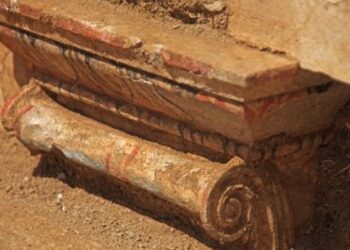 Ο εντυπωσιακός κίονας στη βάση των Σφιγγών -Η περίτεχνη διακόσμηση με μπλε και κόκκινα χρώματα [εικόνες]