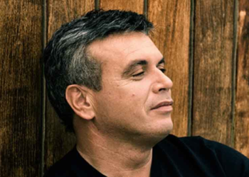 Το ατύχημα του Μανώλη Λιδάκη: Τραυματίστηκε όταν απεγκλώβισε τον σκύλο του από το φλεγόμενο αυτοκίνητό του