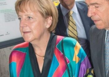 H Ανγκελα Μέρκελ πέταξε τα βαρετά σακάκια και φόρεσε… κιμονό! [εικόνες]