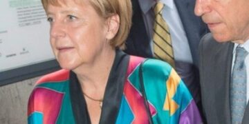 H Ανγκελα Μέρκελ πέταξε τα βαρετά σακάκια και φόρεσε… κιμονό! [εικόνες]