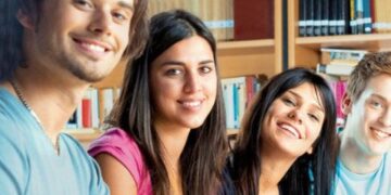 Irish Times: Η ελληνική οικογένεια ζει για τη στιγμή που το παιδί θα μπει στο πανεπιστήμιο