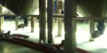 Σοβαρό εργατικό ατύχημα: Τέσσερα άτομα «λούστηκαν» με καυστική ποτάσα -Ο ένας χαροπαλεύει [εικόνες]