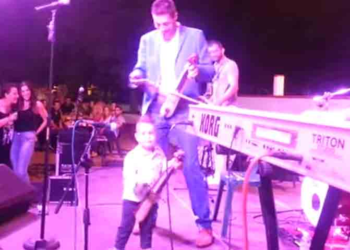 Θεόφιλος και Πέτρος Πουταχίδης επί σκηνής.. Απολαύστε τους! (ΒΙΝΤΕΟ)