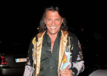 Ηλίας Ψινάκης: Ο Μαραθώνας θα γεμίσει με ηλιοκαμένους λεβέντες, ravers, ατελείωτα πάρτι και πολυτελή σκάφη