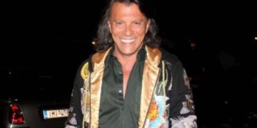 Ηλίας Ψινάκης: Ο Μαραθώνας θα γεμίσει με ηλιοκαμένους λεβέντες, ravers, ατελείωτα πάρτι και πολυτελή σκάφη