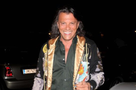 Ηλίας Ψινάκης: Ο Μαραθώνας θα γεμίσει με ηλιοκαμένους λεβέντες, ravers, ατελείωτα πάρτι και πολυτελή σκάφη