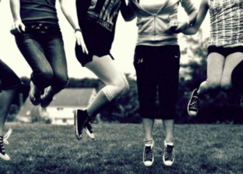 Οι επτά επιλογές που κάνουν οι άνθρωποι στα 20 τους και μετανιώνουν για μια ζωή [λίστα]