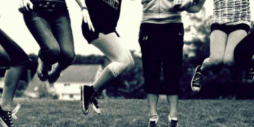 Οι επτά επιλογές που κάνουν οι άνθρωποι στα 20 τους και μετανιώνουν για μια ζωή [λίστα]