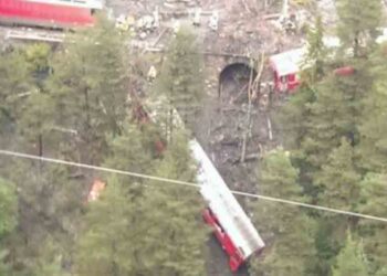 Εκτροχιάστηκε τρένο – Βαγόνια «κρέμονται» στο κενό (συγκλονιστικές φωτό)