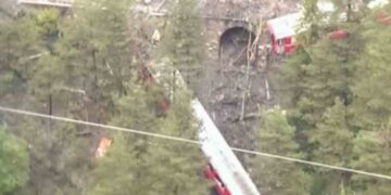 Εκτροχιάστηκε τρένο – Βαγόνια «κρέμονται» στο κενό (συγκλονιστικές φωτό)