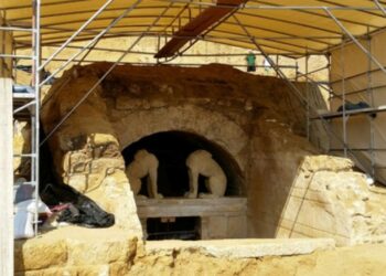 (Ξένη Δημοσίευση) Προσωρινό στέγαστρο,  που καλύπτει  εξωτερικά το μνημείο στον Τύμβο Καστά της Αμφίπολης, Τρίτη 26 Αυγούστου 2014. Συνεχίζονται οι ανασκαφικές εργασίες στον Τύμβο Καστά της Αμφίπολης, από την ΚΗ Εφορεία Προϊστορικών και Κλασικών Αρχαιοτήτων, για την αποκάλυψη του ταφικού μνημείου. ΑΠΕ-ΜΠΕ/ΥΠΠΟΑ/STR