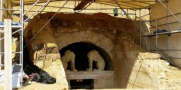 (Ξένη Δημοσίευση) Προσωρινό στέγαστρο, που καλύπτει εξωτερικά το μνημείο στον Τύμβο Καστά της Αμφίπολης, Τρίτη 26 Αυγούστου 2014. Συνεχίζονται οι ανασκαφικές εργασίες στον Τύμβο Καστά της Αμφίπολης, από την ΚΗ Εφορεία Προϊστορικών και Κλασικών Αρχαιοτήτων, για την αποκάλυψη του ταφικού μνημείου. ΑΠΕ-ΜΠΕ/ΥΠΠΟΑ/STR