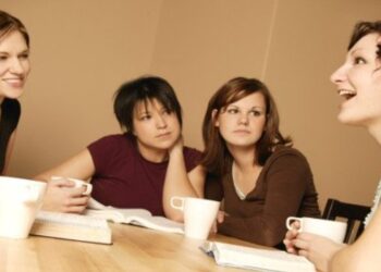 Τελικά οι γυναίκες μιλάνε περισσότερο από τους άνδρες; Τι διαπίστωσαν οι ερευνητές