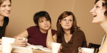 Τελικά οι γυναίκες μιλάνε περισσότερο από τους άνδρες; Τι διαπίστωσαν οι ερευνητές