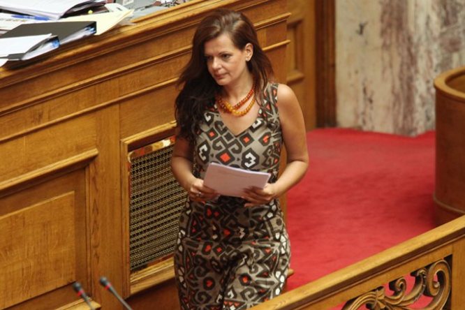 Διαζύγιο ζήτησε η βουλευτής Μαρία Γιαννακάκη όταν έμαθε για το πλαστό πτυχίο του συζύγου της!
