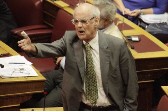 Χαμός στη Βουλή με το σεξιστικό σχόλιο του Κακλαμάνη -Το '74 οι γυναίκες ήταν στην κουζίνα
