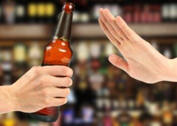 Τι να πίνετε για να σας βοηθήσει να κόψετε το αλκοόλ