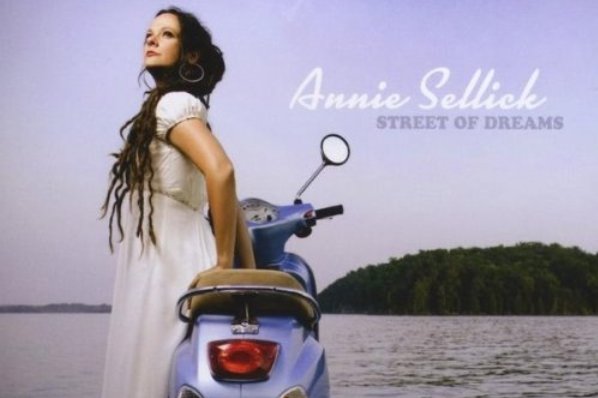 Οι Μουσικές Επιλογές του e-ptolemeos.gr, Annie Sellick – Mambo Italiano (2009)