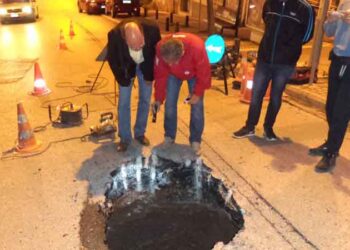 Άνοιξε η γη… στην Παύλου Μελά στην Κοζάνη – Μεγάλη τρύπα στο οδόστρωμα – Κλείνει ο δρόμος