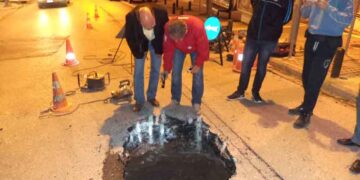 Άνοιξε η γη… στην Παύλου Μελά στην Κοζάνη – Μεγάλη τρύπα στο οδόστρωμα – Κλείνει ο δρόμος