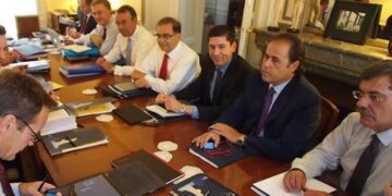 Και νέο «ψαλίδι» μισθών το 2015 στο δημόσιο ζητά η Τρόικα