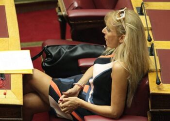 Με μίνι, πλατφόρμες και αλυσίδα στο πόδι η Σόδη στη Βουλή