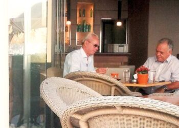 Tι γυρεύει ο Λούλης στο τραπέζι του Δραγασάκη;