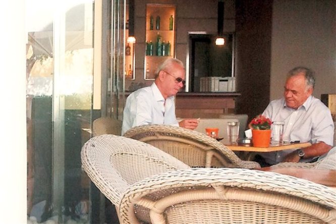 Tι γυρεύει ο Λούλης στο τραπέζι του Δραγασάκη;