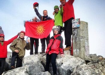 Σκοπιανό παραλήρημα: Στην κορυφή του Ολύμπου με τον Ήλιο της Βεργίνας ο Μιλόσοσκι