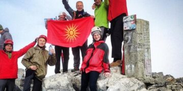 Σκοπιανό παραλήρημα: Στην κορυφή του Ολύμπου με τον Ήλιο της Βεργίνας ο Μιλόσοσκι