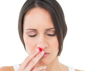 Αίμα από τη μύτη: Πού οφείλεται & τι να κάνετε