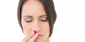 Αίμα από τη μύτη: Πού οφείλεται & τι να κάνετε