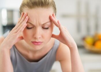 Πονοκέφαλος: Πότε μαρτυρά ανεύρυσμα, μηνιγγίτιδα ή αιμάτωμα