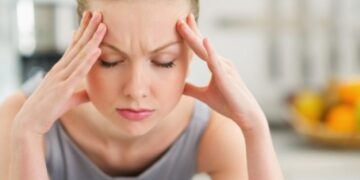 Πονοκέφαλος: Πότε μαρτυρά ανεύρυσμα, μηνιγγίτιδα ή αιμάτωμα