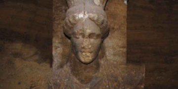 Βρέθηκαν δύο επιγραφές στον τάφο της Αμφίπολης -Κορυφώνεται η αγωνία