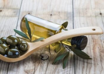 Τα 4 ασυγχώρητα λάθη που κάνουμε με το ελαιόλαδο