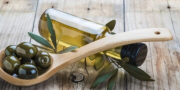 Τα 4 ασυγχώρητα λάθη που κάνουμε με το ελαιόλαδο