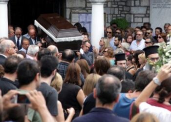 Tο τελευταίο αντίο στον Αντώνη Βαρδή -Συντετριμμένοι ο γιος, η κόρη και η σύντροφός του [εικόνες]